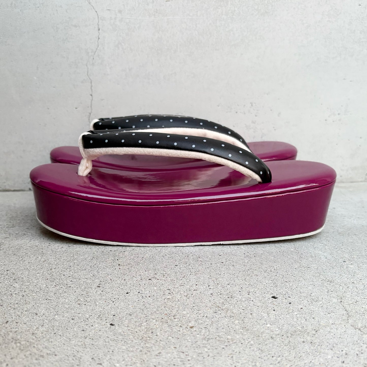 エナメル草履 ムラサキ/白黒ドット Lサイズ