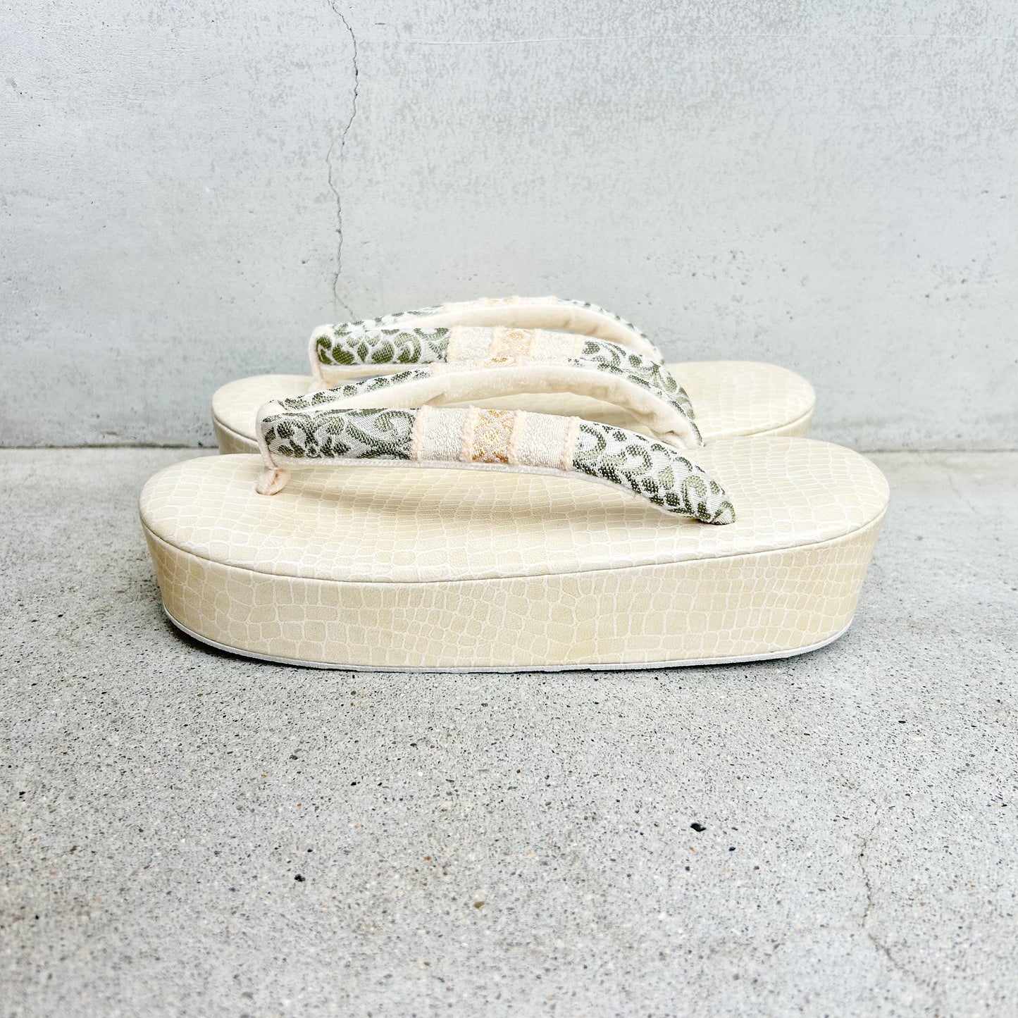 オリジナル草履 クロコアイボリー台/ペルシャグリーン鼻緒 Mサイズ