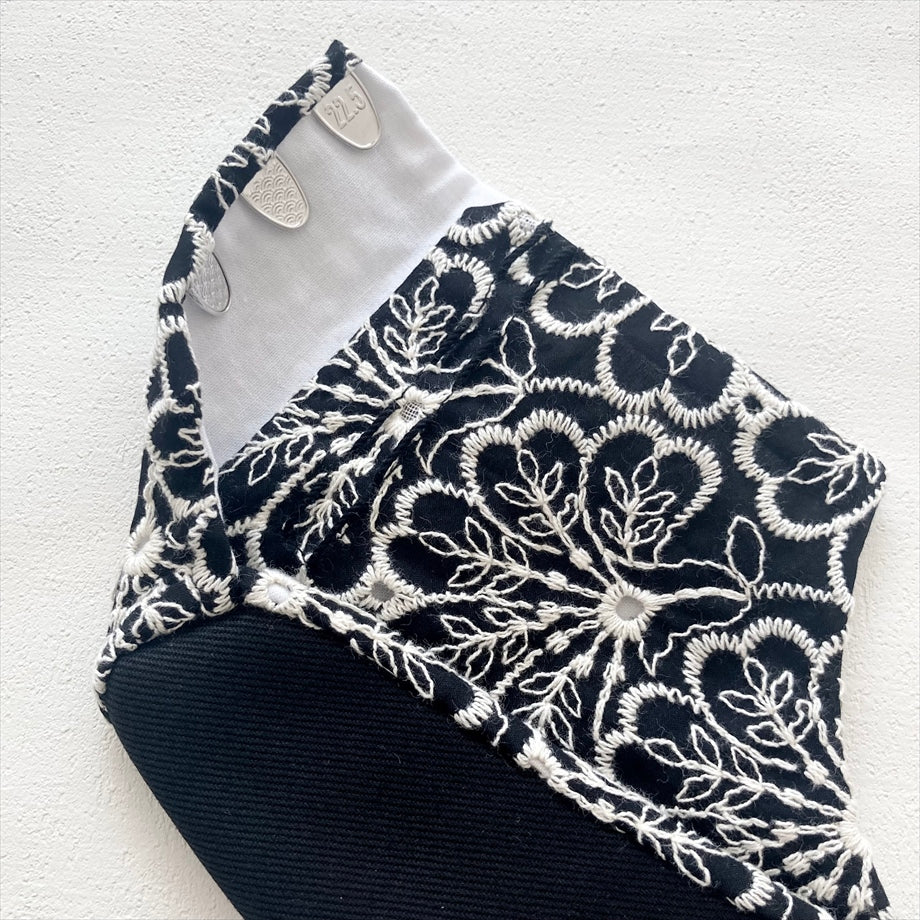 こはぜ付き足袋 花刺繍 ブラック