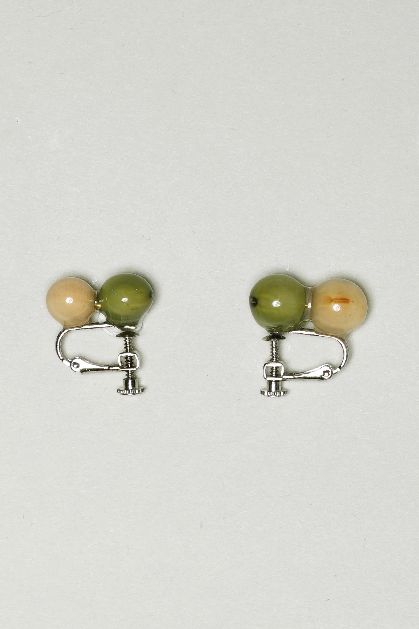 イヤリング 豆 1 鶯色×アイボリー