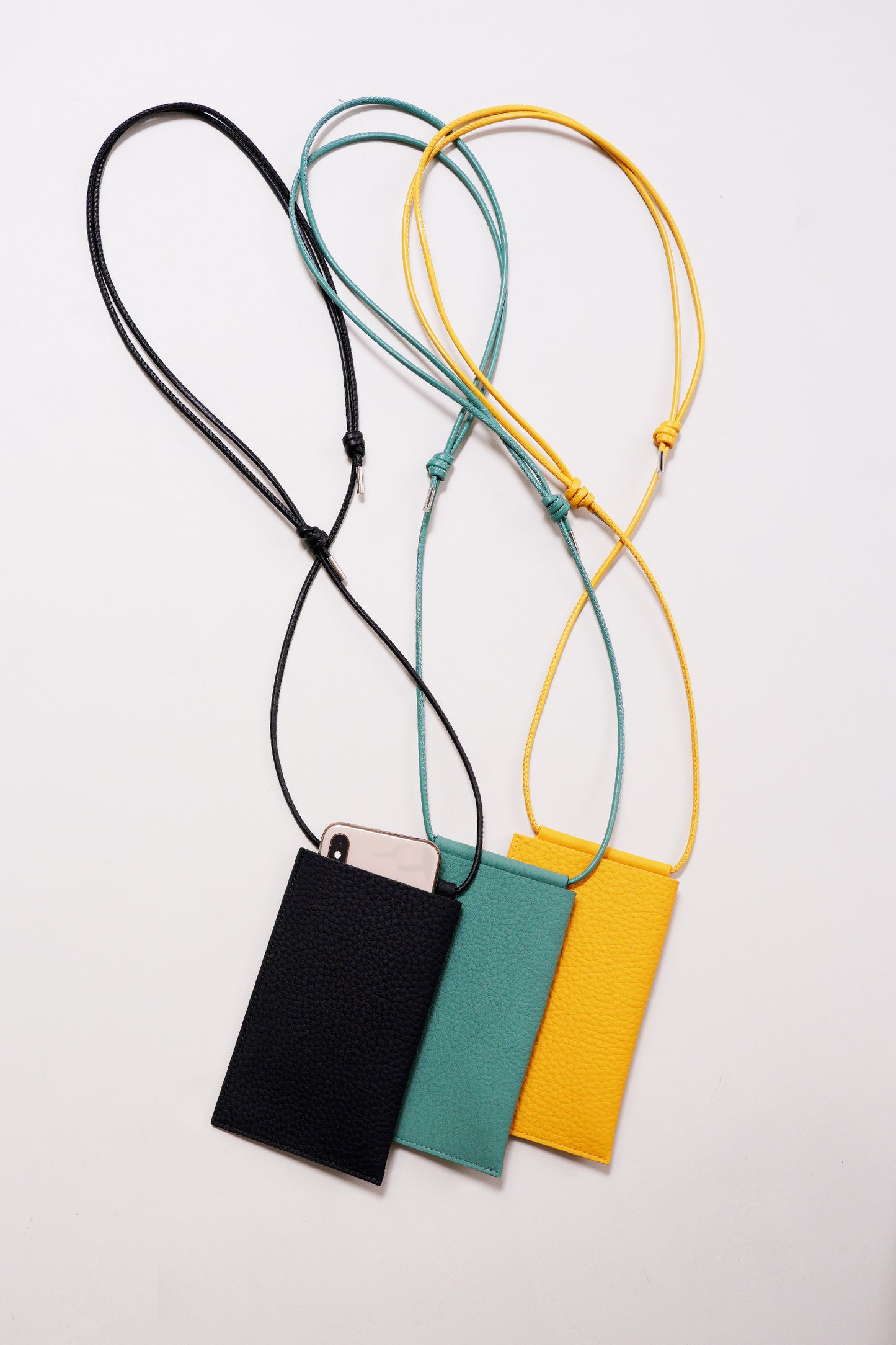 ITTI HERRIE PHONE POUCH / ブラック