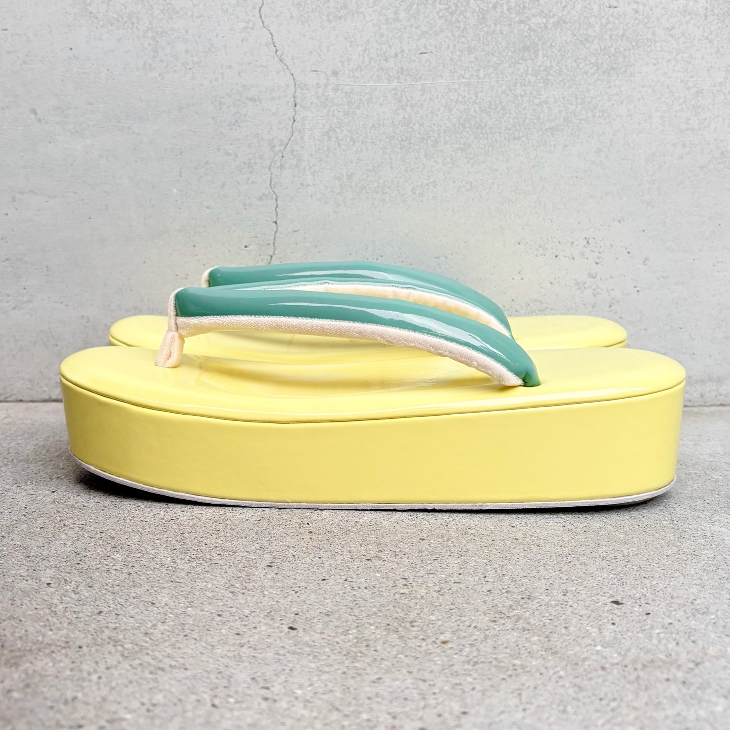 エナメル草履 レモンイエロー/ちぐさ色鼻緒　LLサイズ