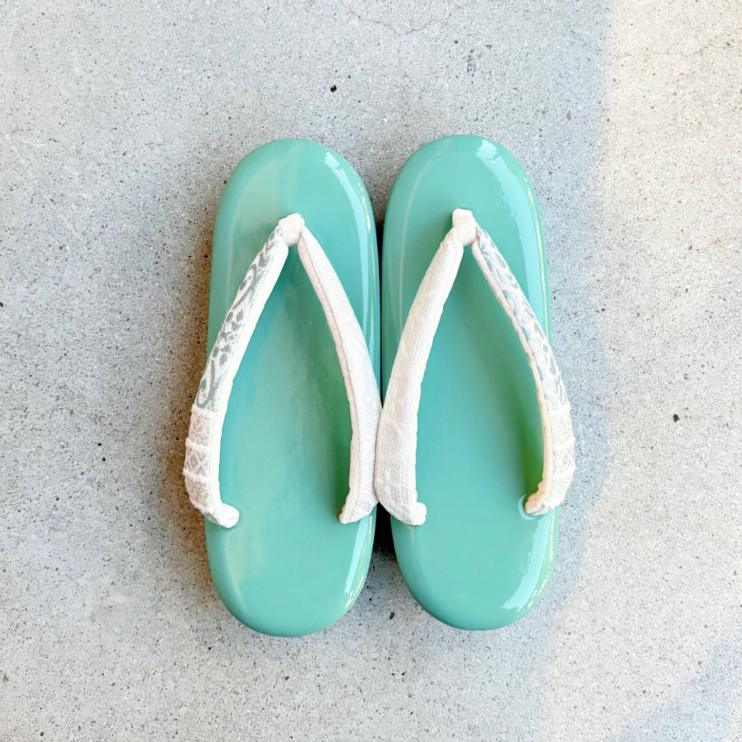 オリジナル草履 エナメルちぐさ台/ペルシャミント×フラッフィー鼻緒　 Mサイズ