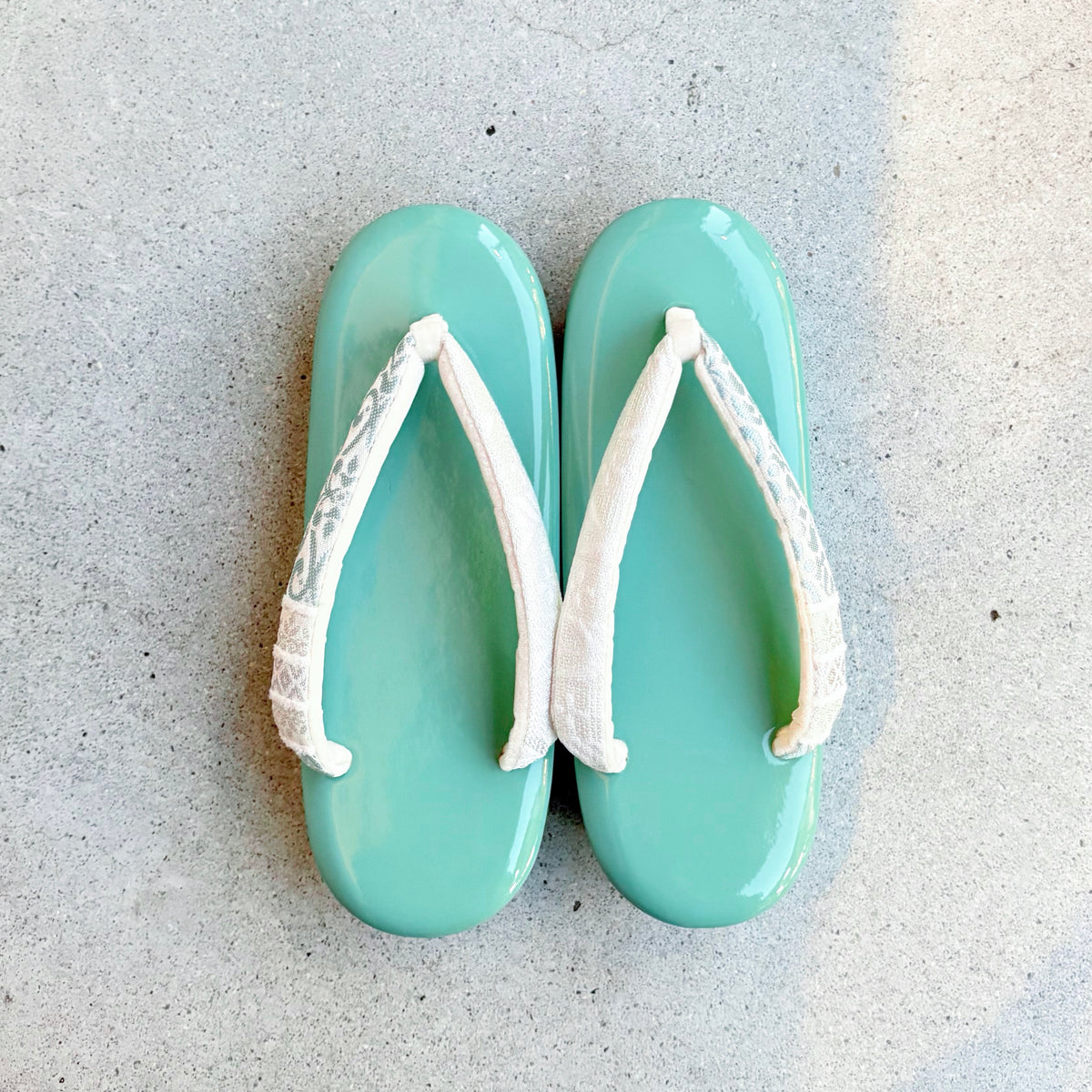 オリジナル草履 エナメルちぐさ台/ペルシャミント×フラッフィー鼻緒　 Mサイズ