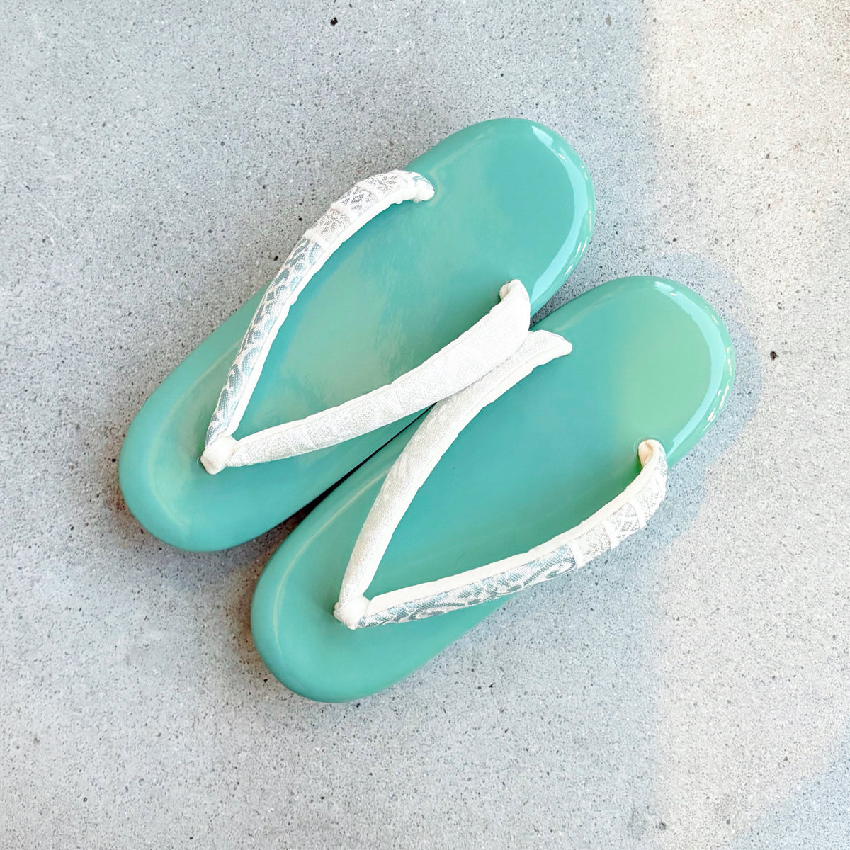 オリジナル草履 エナメルちぐさ台/ペルシャミント×フラッフィー鼻緒　 Mサイズ