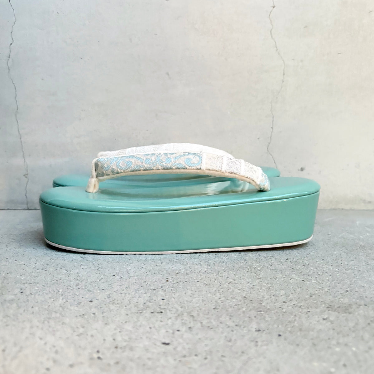 オリジナル草履 エナメルちぐさ台/ペルシャミント×フラッフィー鼻緒　 Mサイズ