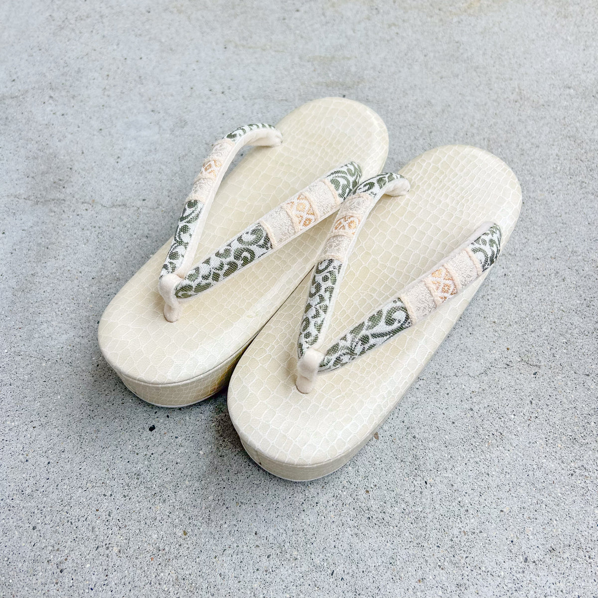 オリジナル草履 クロコアイボリー台/ペルシャグリーン鼻緒　 Mサイズ