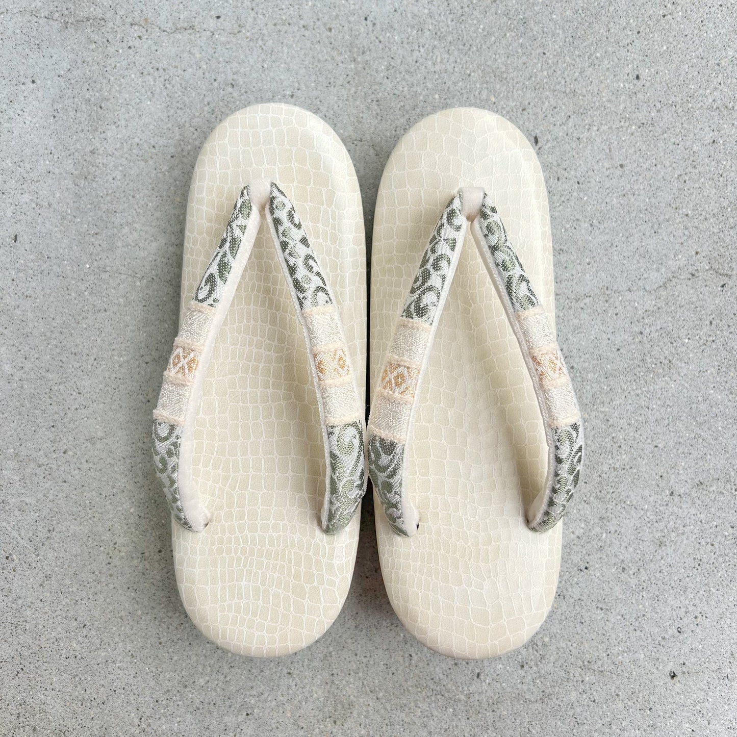 オリジナル草履 クロコアイボリー台/ペルシャグリーン鼻緒　 Mサイズ