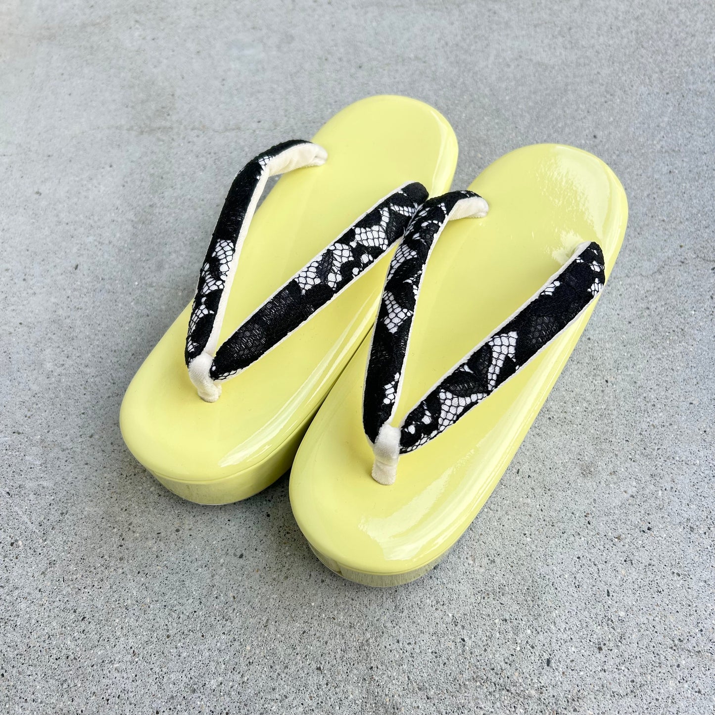 エナメル草履 レモンイエロー/黒レース　Mサイズ