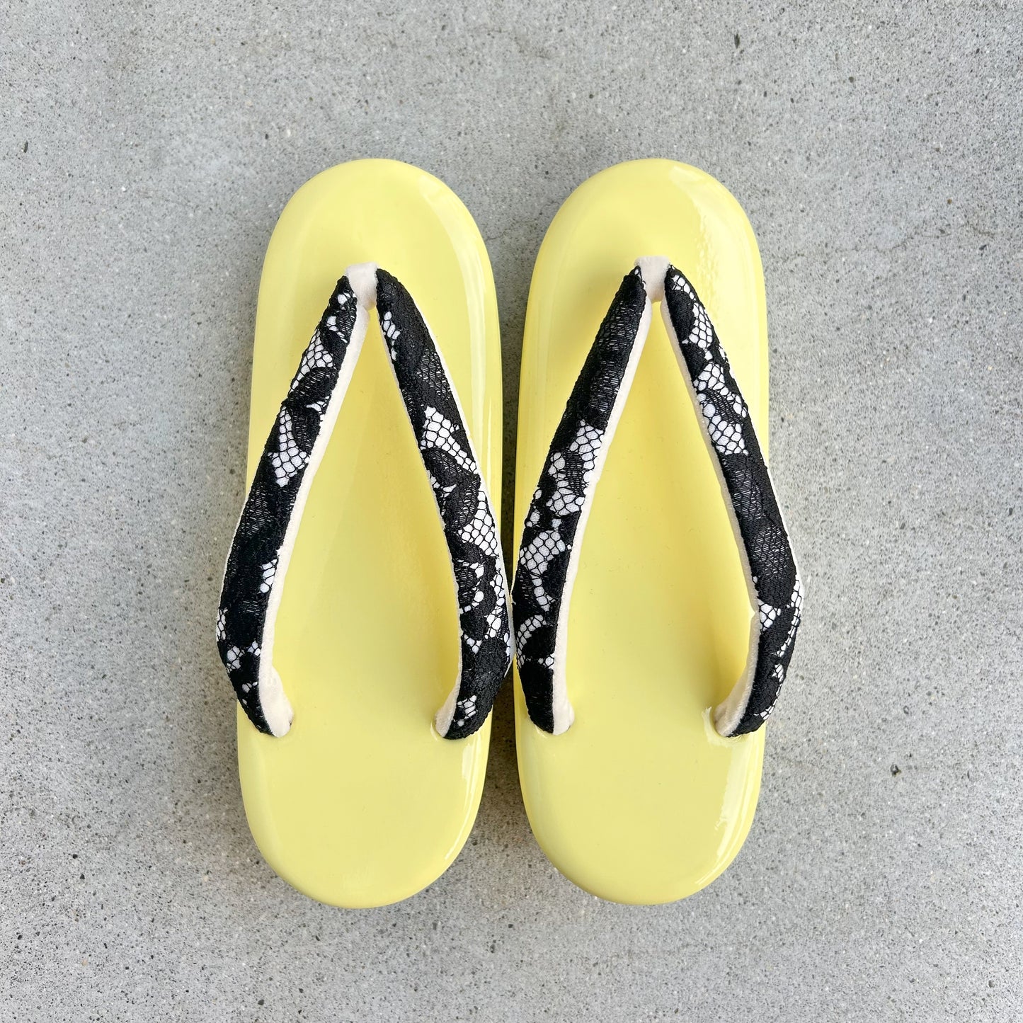 エナメル草履 レモンイエロー/黒レース　Mサイズ