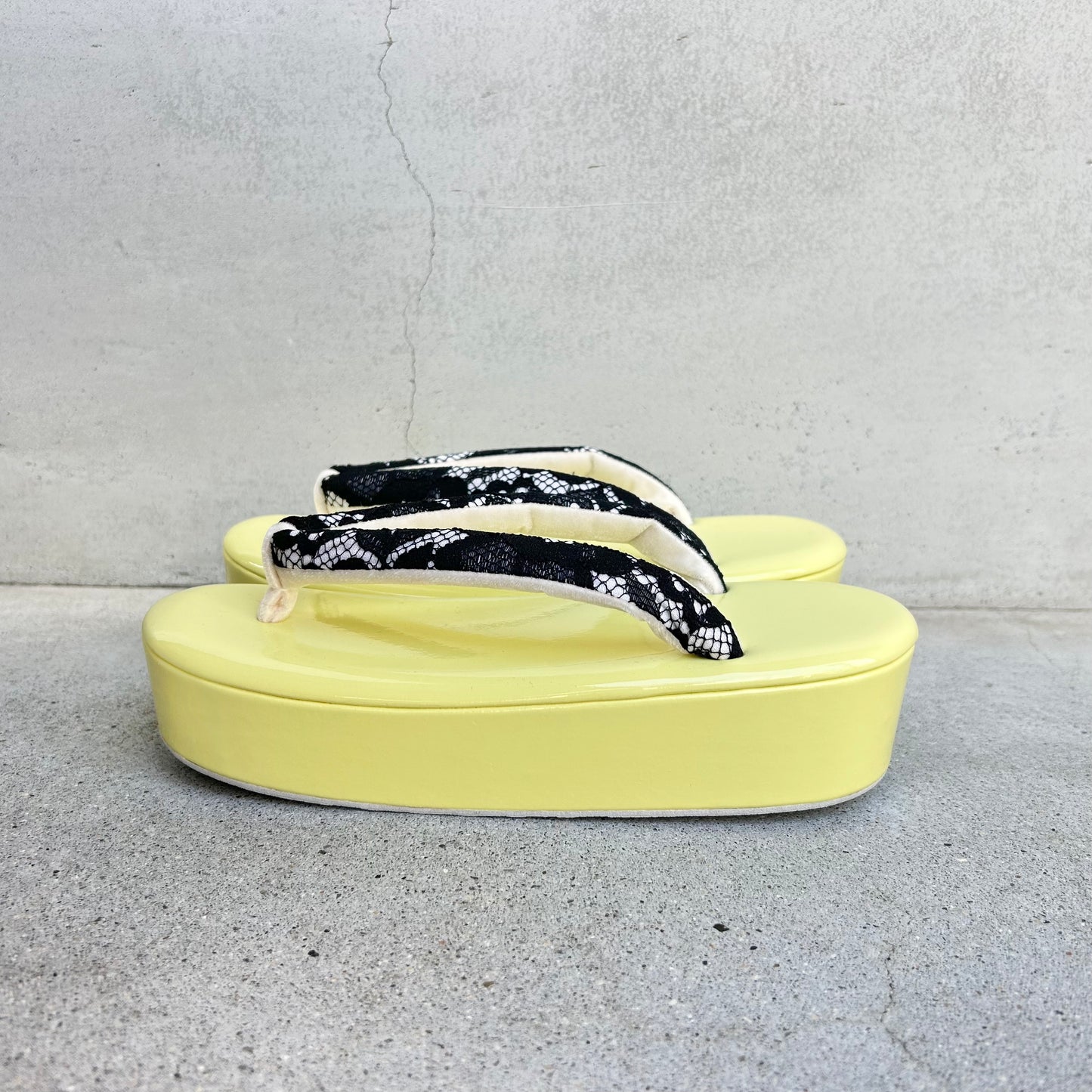 エナメル草履 レモンイエロー/黒レース　Mサイズ