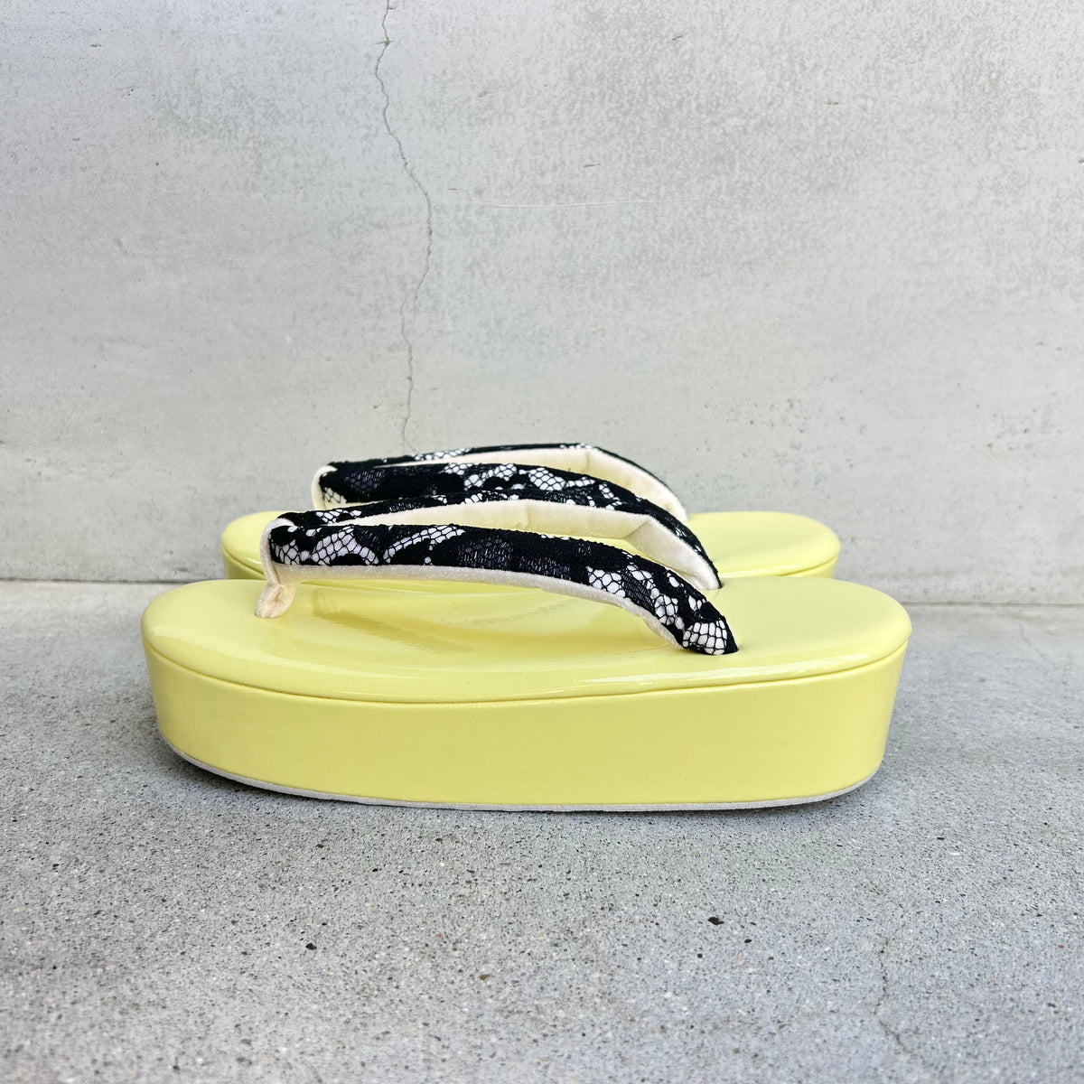 エナメル草履 レモンイエロー/黒レース　Mサイズ