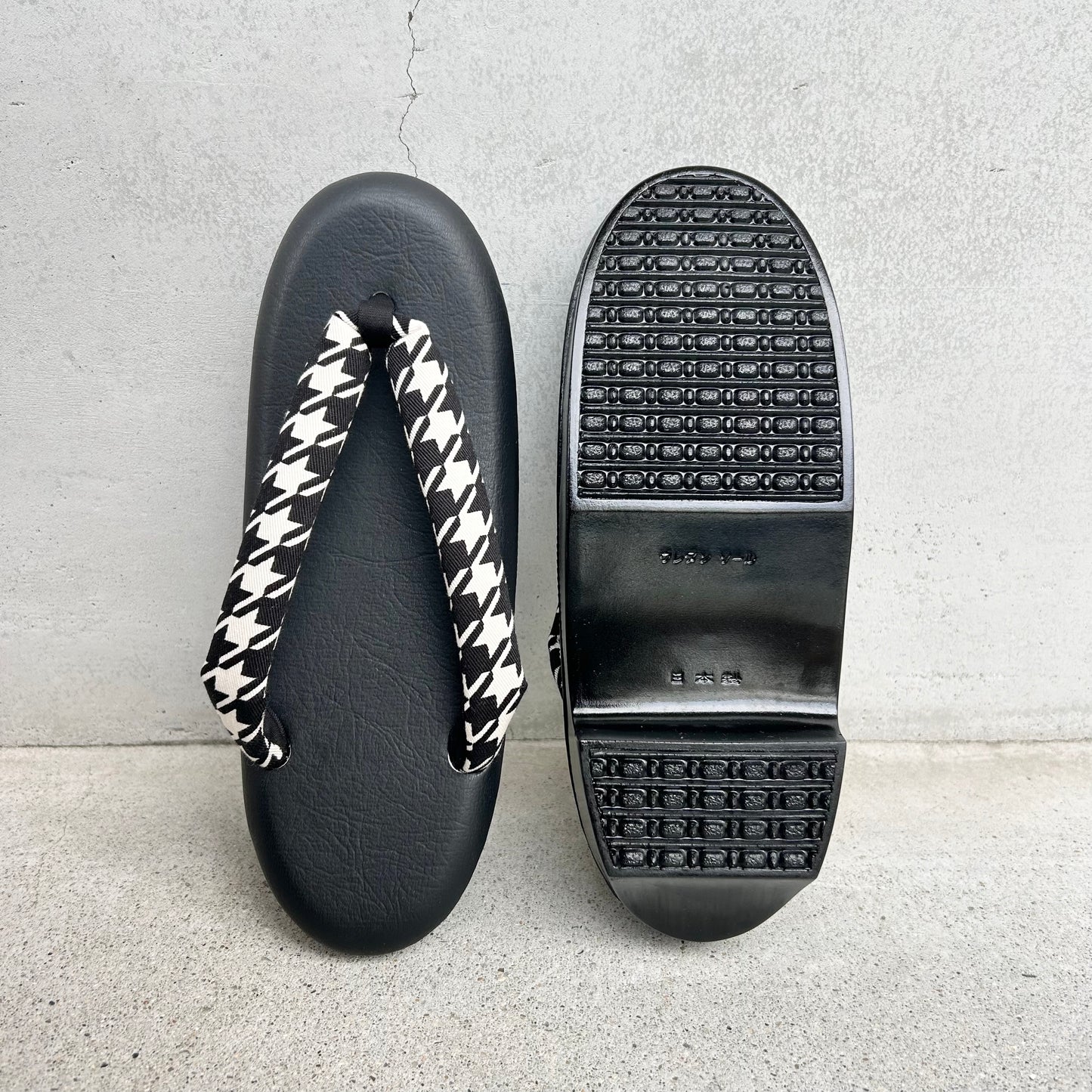 ウレタン草履　千鳥格子/白黒
