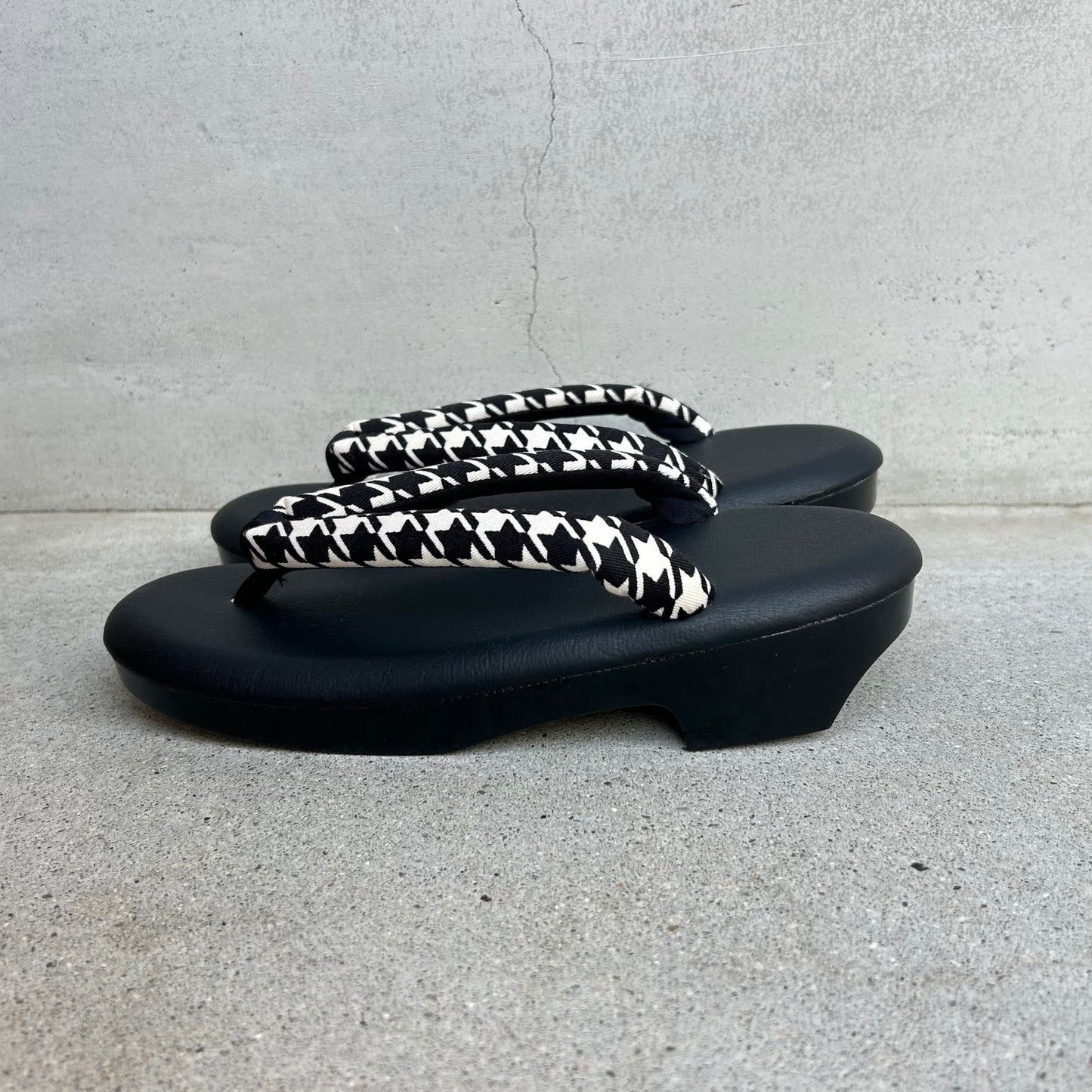 ウレタン草履　千鳥格子/白黒