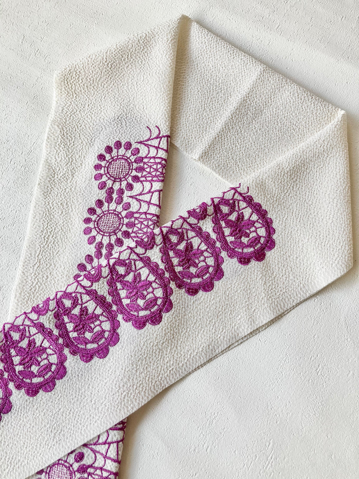 ポリエステル半衿　幾何学刺繍　マゼンタ