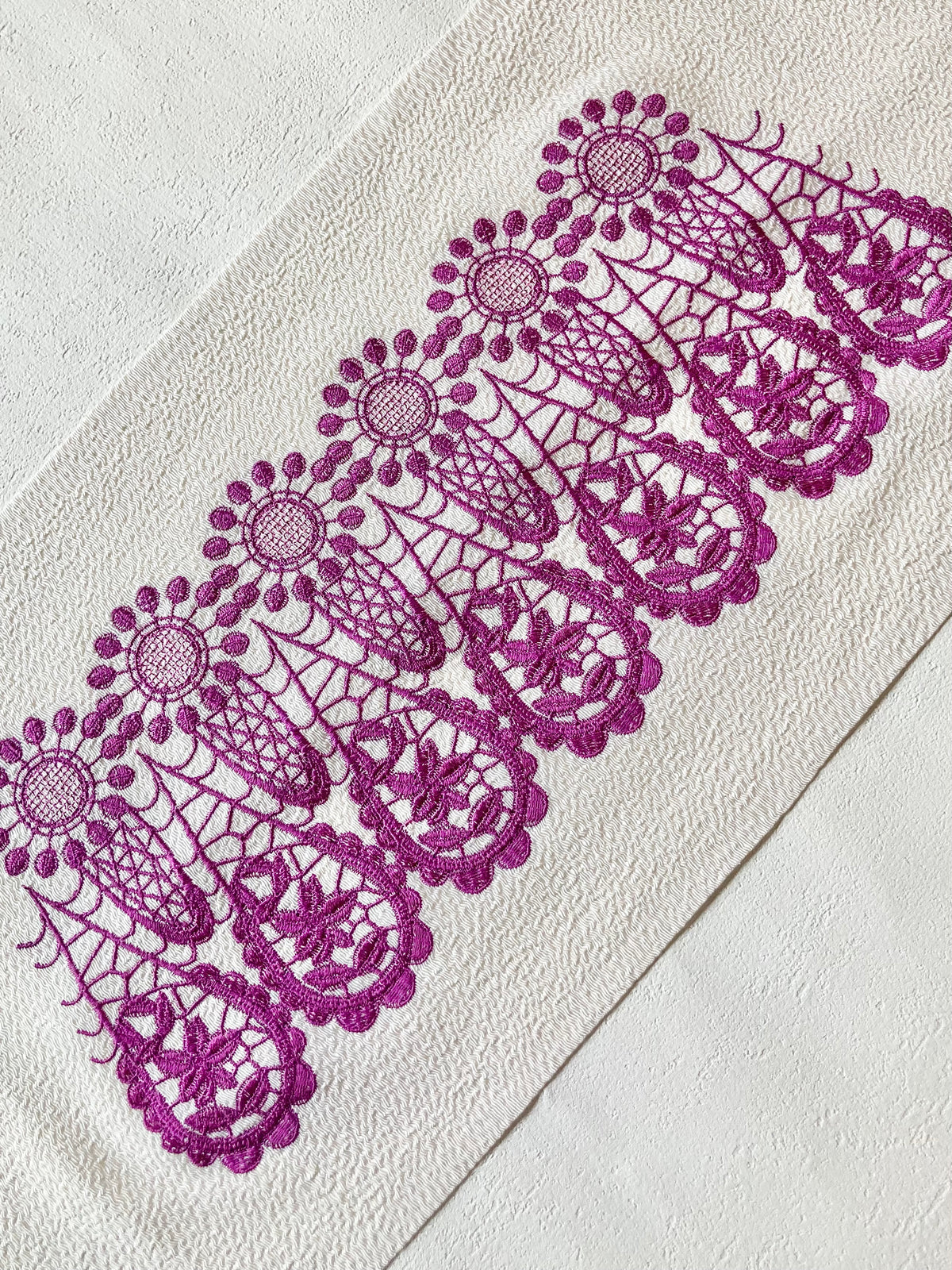 ポリエステル半衿　幾何学刺繍　マゼンタ