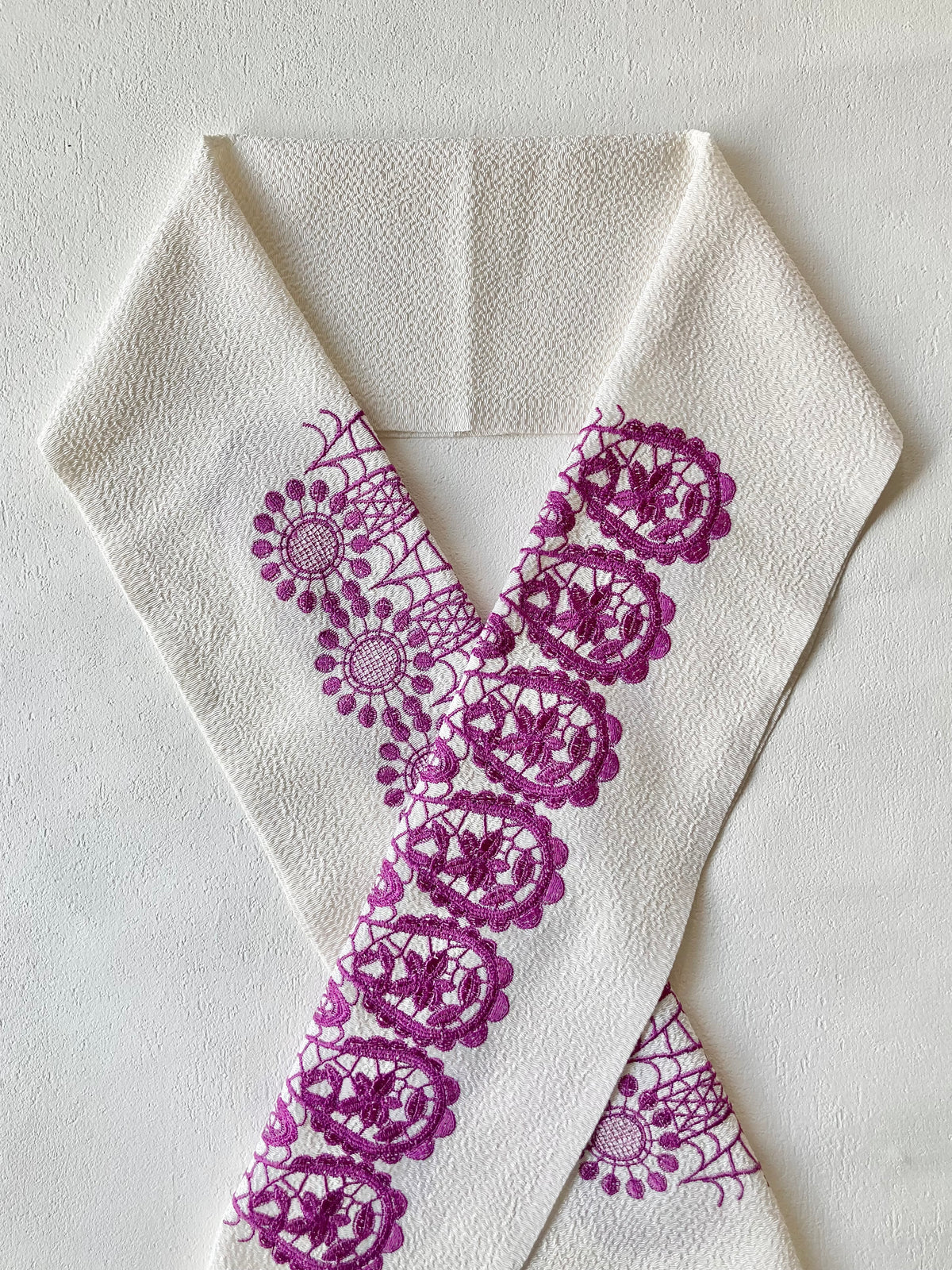 ポリエステル半衿　幾何学刺繍　マゼンタ