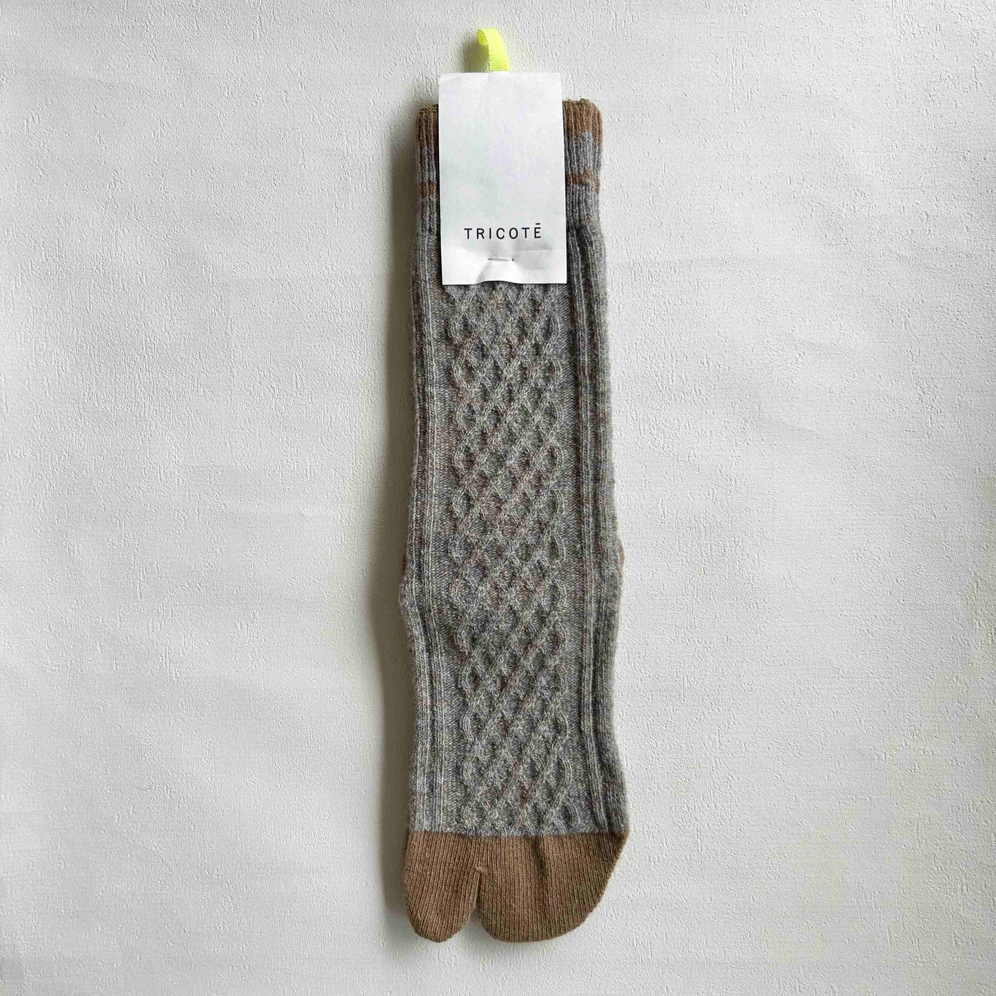 TRICOTE ケーブルニット足袋ソックス　ベージュ