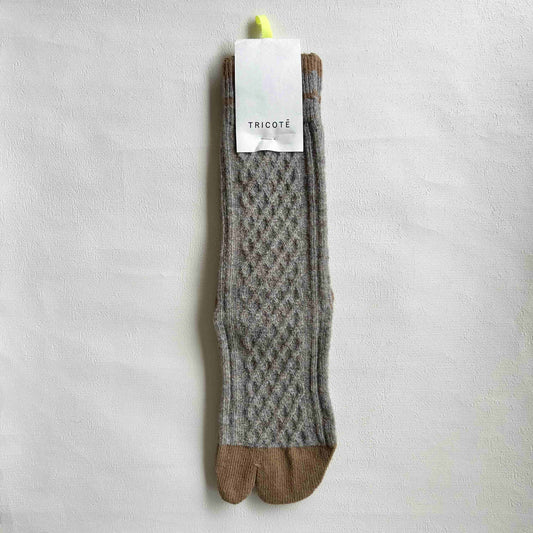 TRICOTE ケーブルニット足袋ソックス　ベージュ