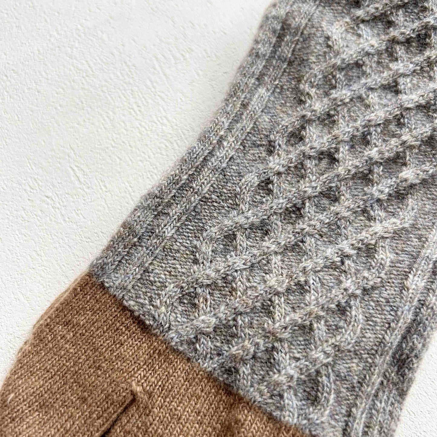 TRICOTE ケーブルニット足袋ソックス　ベージュ