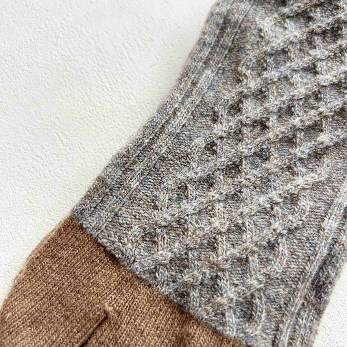 TRICOTE ケーブルニット足袋ソックス　ベージュ