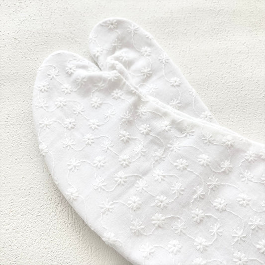 こはぜ付き足袋　小花　ホワイト