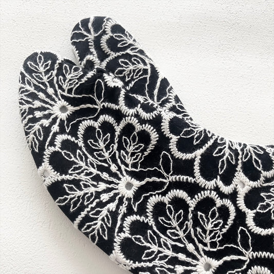 こはぜ付き足袋　花刺繍　ブラック