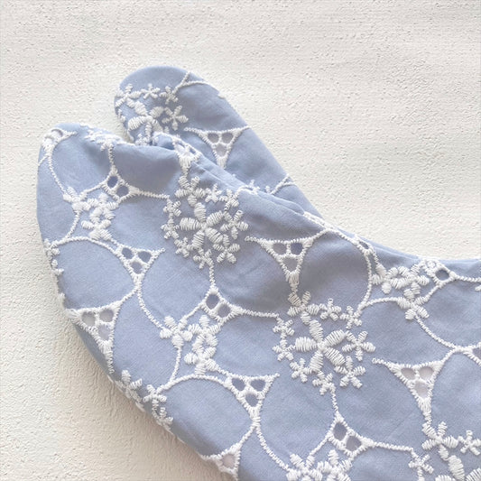 こはぜ付き足袋　花刺繍　ライトグレー