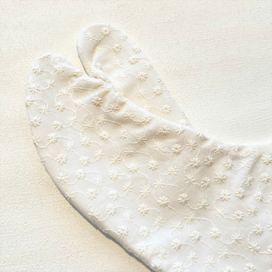 こはぜ付き足袋　小花　生成り