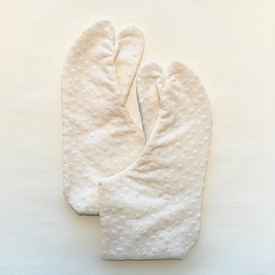 こはぜ付き足袋　小花　生成り