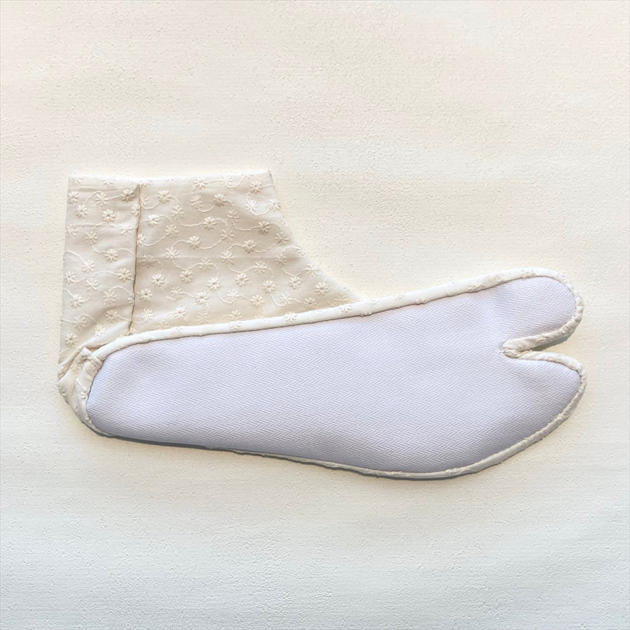 こはぜ付き足袋　小花　生成り